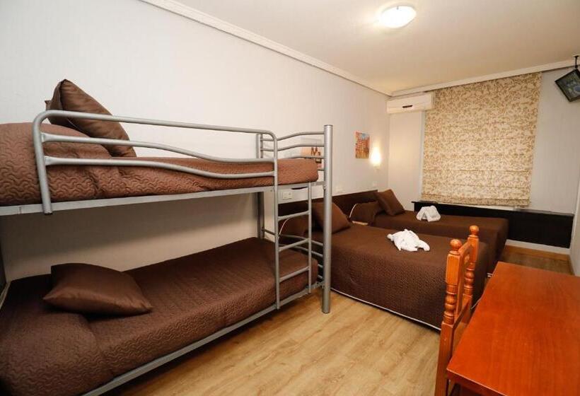 اتاق استاندارد چهار تخته, Hostal Conde David