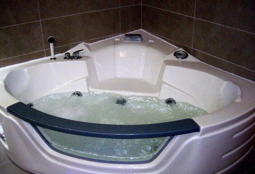 سوئیت با وان آب گرم, Hostal Conde David