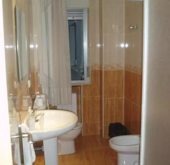 اتاق استاندارد با سرویس بهداشتی مشترک, Hostal Conde David