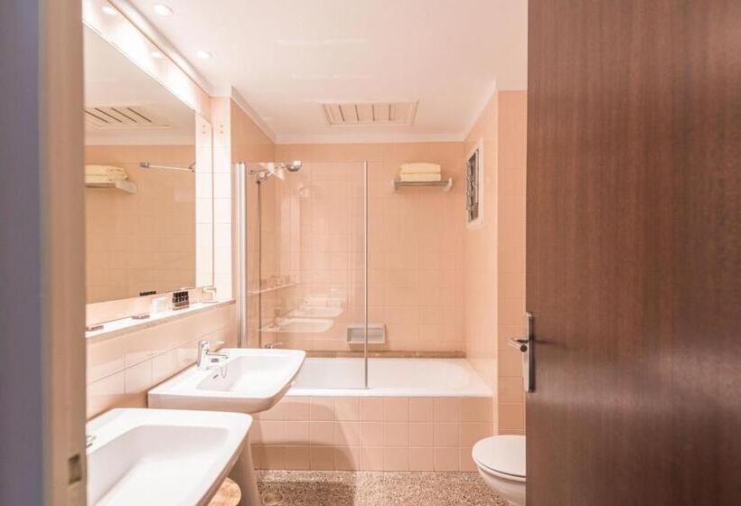 חדר קלאסי, Almadraba Park