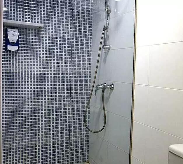 Habitación Triple Estándar, Grecs