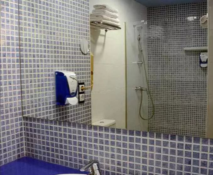 Habitación Triple Estándar, Grecs
