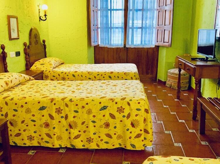 اتاق استاندارد سه نفره, Hermanos Macias