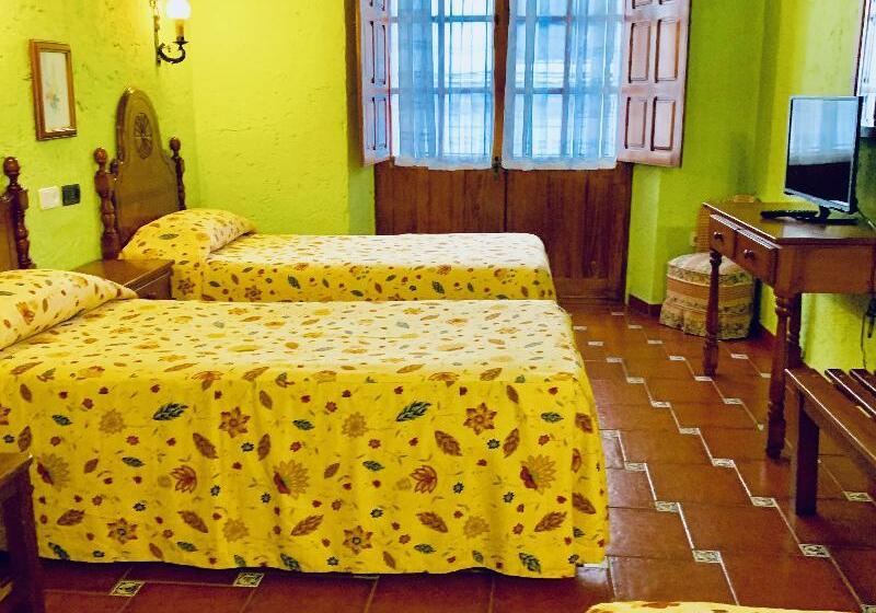 اتاق استاندارد سه نفره, Hermanos Macias