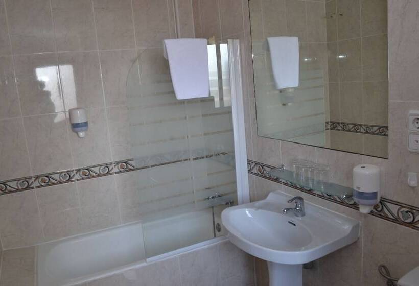 Номер Стандарт Трехместный, Hostal Cataluña