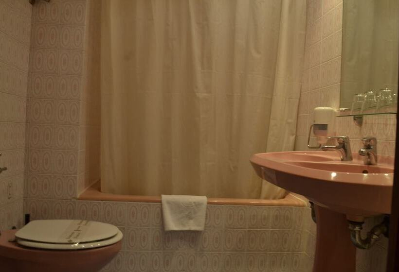 Номер Стандарт Трехместный, Hostal Cataluña