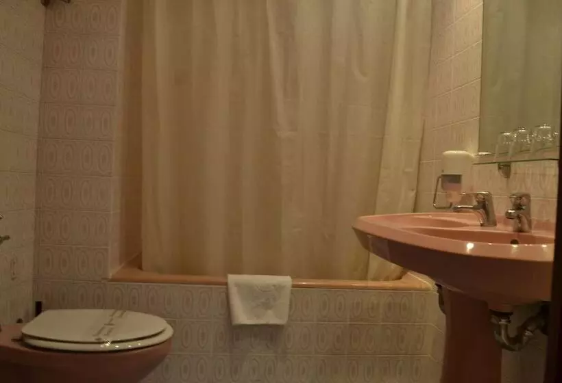 スタンダードトリプルルーム, Hostal Cataluña