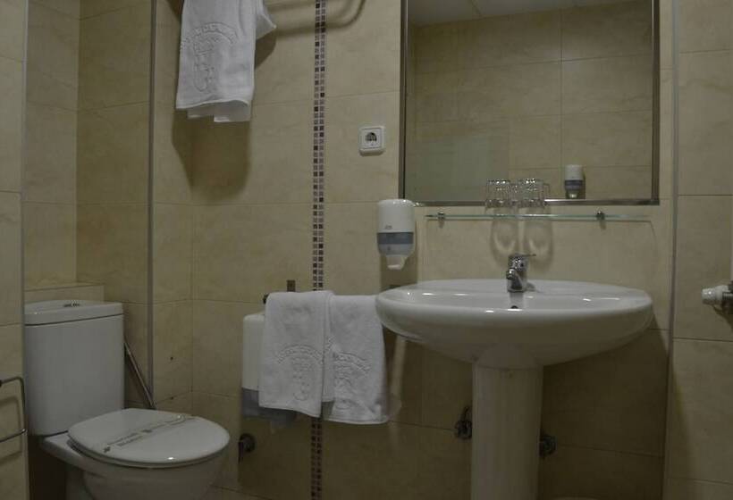 Номер Стандарт Трехместный, Hostal Cataluña