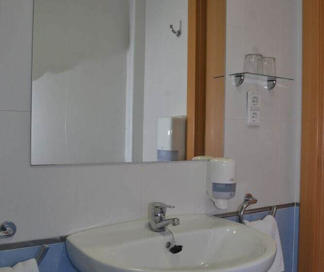 Номер Стандарт Трехместный, Hostal Cataluña