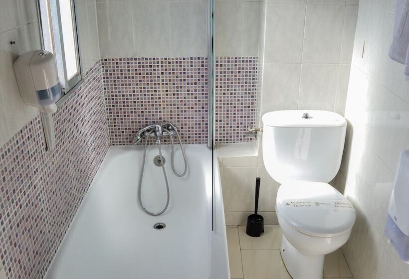 Номер Стандарт Трехместный, Hostal Cataluña