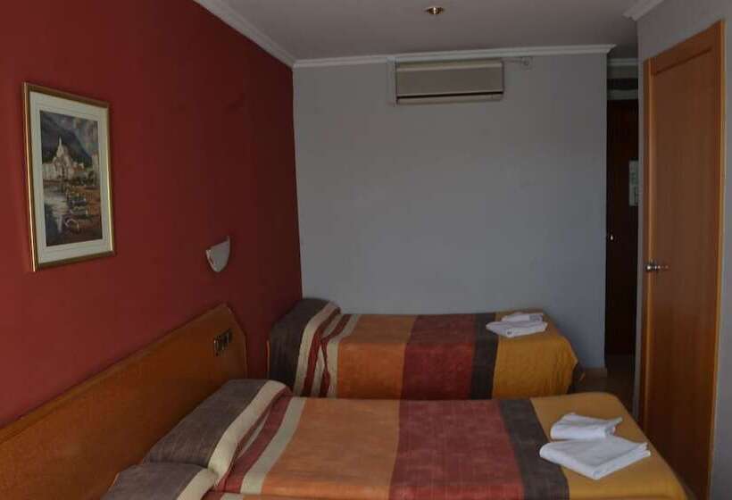Номер Стандарт Трехместный, Hostal Cataluña