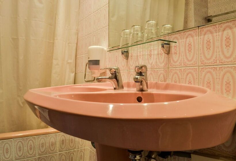 Четырехместный Номер Стандарт, Hostal Cataluña