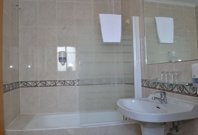 Четырехместный Номер Стандарт, Hostal Cataluña
