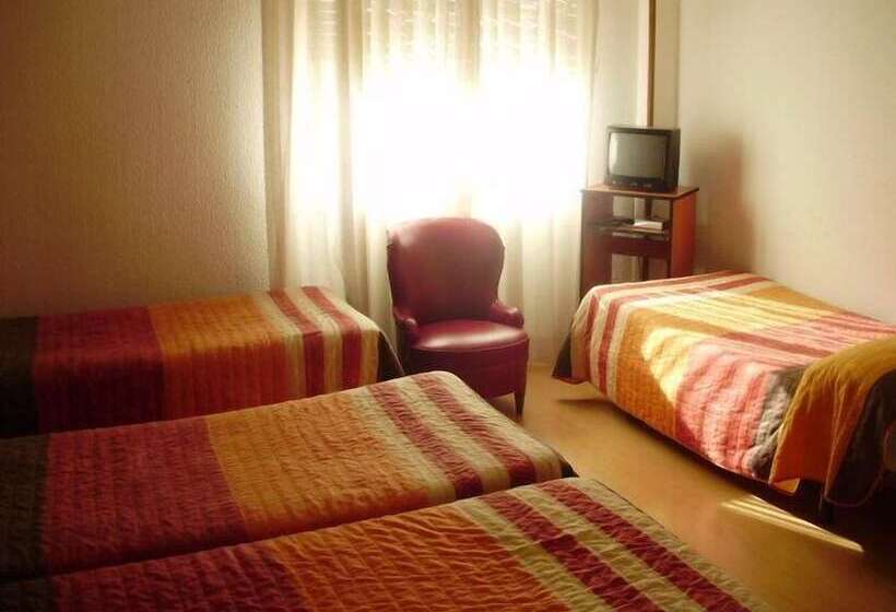 Четырехместный Номер Стандарт, Hostal Cataluña