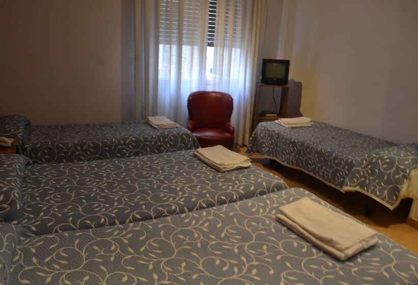 Четырехместный Номер Стандарт, Hostal Cataluña