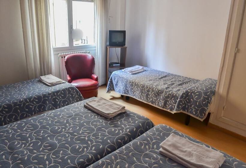 Четырехместный Номер Стандарт, Hostal Cataluña