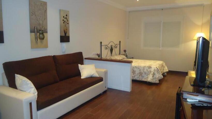 سوییت لوکس, Hostal Los Dos Naranjos