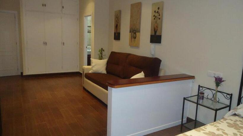 سوییت لوکس, Hostal Los Dos Naranjos