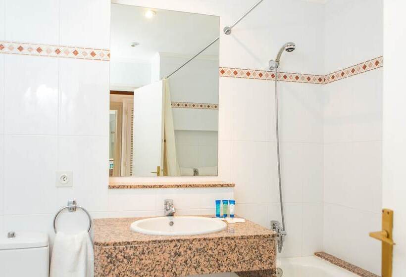 غرفة سوبيريور مطلة على حمام السباحة, Rvhotels Golf Costa Brava