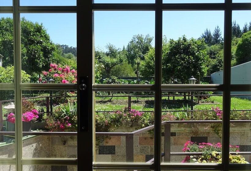 اتاق خانوادگی, A Marisqueira I Aeropuerto A Coruña