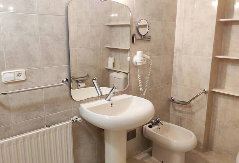 اتاق خانوادگی, A Marisqueira I Aeropuerto A Coruña