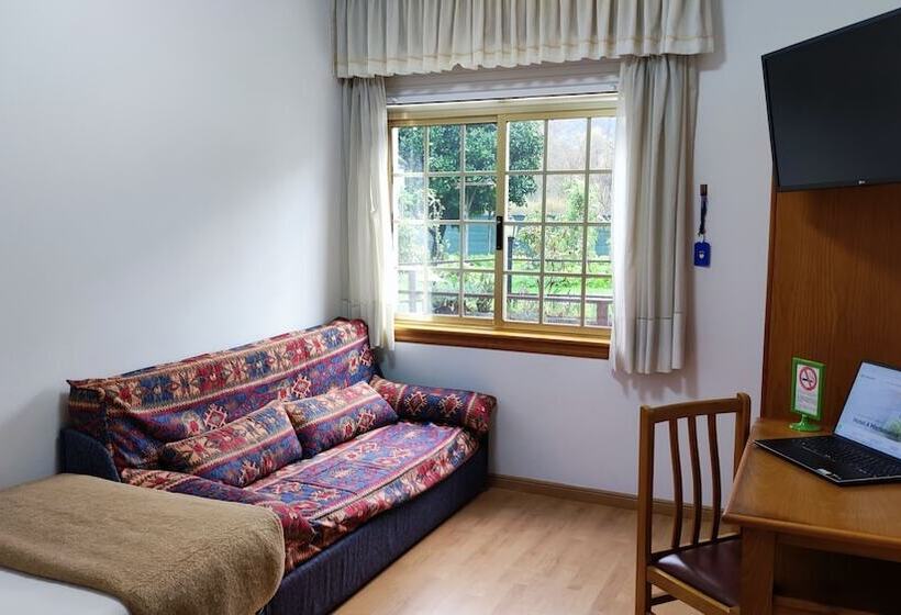 اتاق خانوادگی, A Marisqueira I Aeropuerto A Coruña