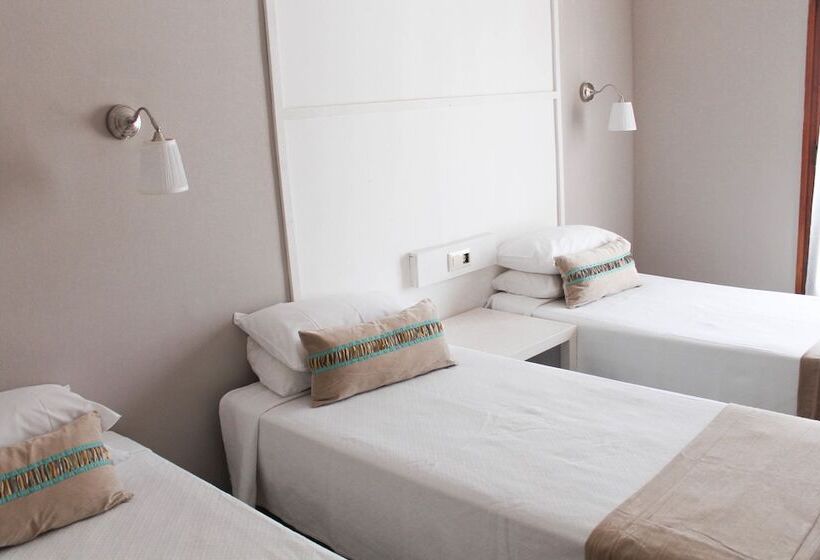バルコニー付きスタンダードトリプルルーム, Hostal Horta Rosell