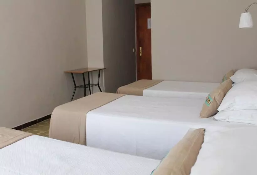 Standard Kolmen Hengen Huone Parveke, Hostal Horta Rosell