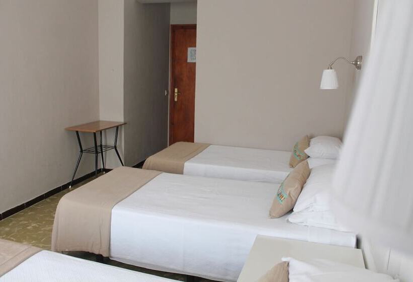 バルコニー付きスタンダードトリプルルーム, Hostal Horta Rosell