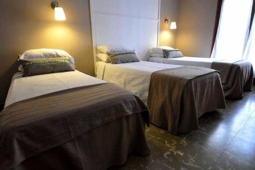 バルコニー付きスタンダードトリプルルーム, Hostal Horta Rosell