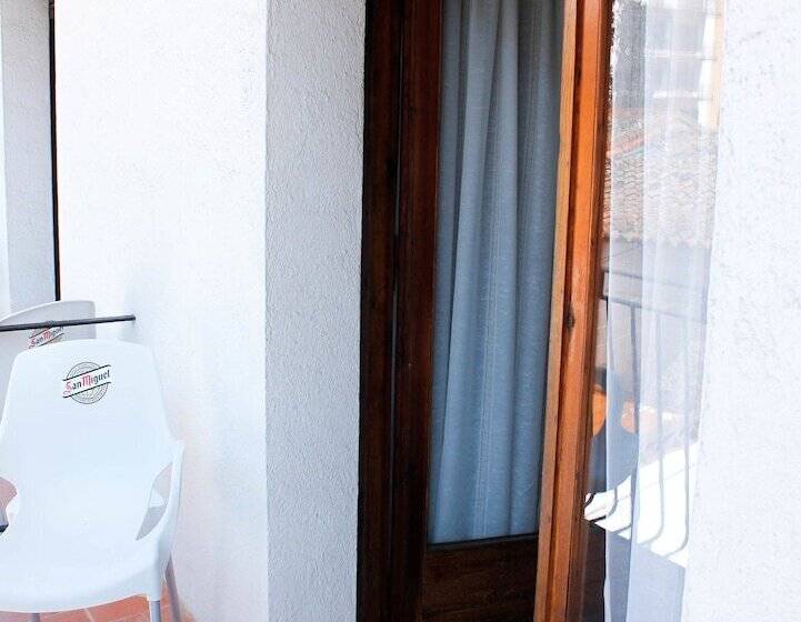 バルコニー付きスタンダードトリプルルーム, Hostal Horta Rosell