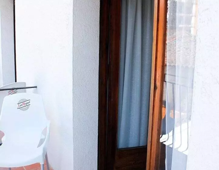Standard Kolmen Hengen Huone Parveke, Hostal Horta Rosell
