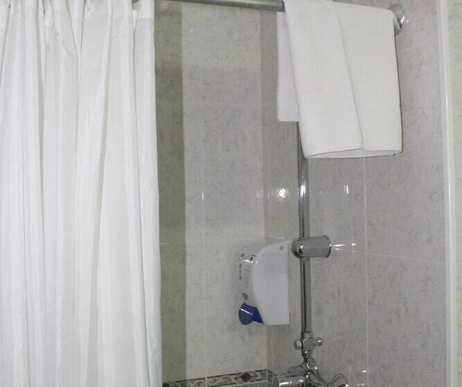 バルコニー付きスタンダードトリプルルーム, Hostal Horta Rosell
