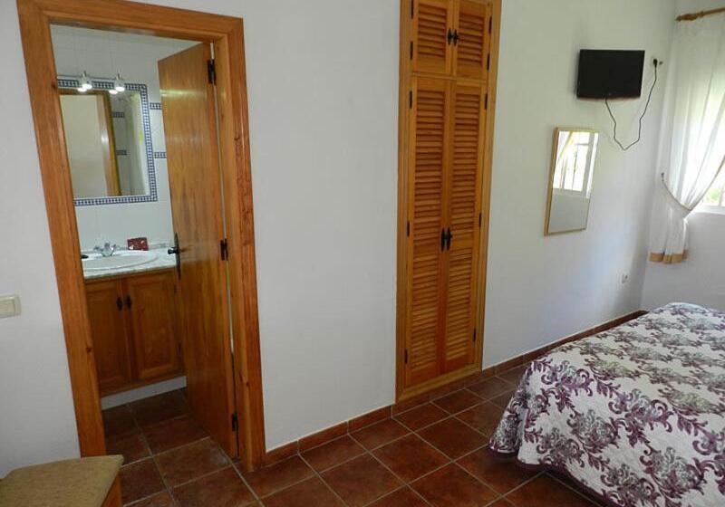 Номер Стандарт Трехместный, Hostal Las Acacias