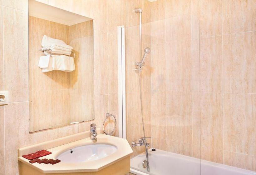 标准三人间, San Lázaro