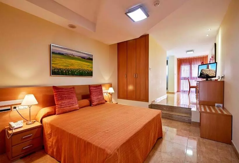 Superior Room, Anna