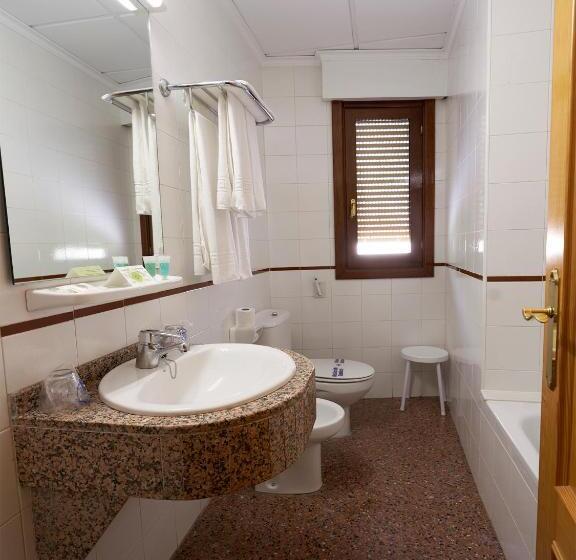 スタンダードトリプルルーム, Anna