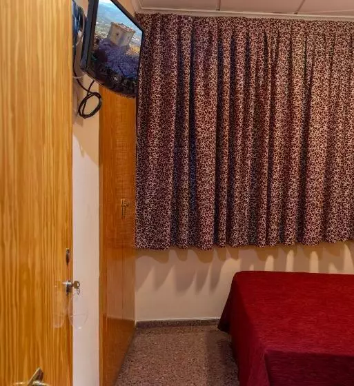 Standard Single Room, Anna