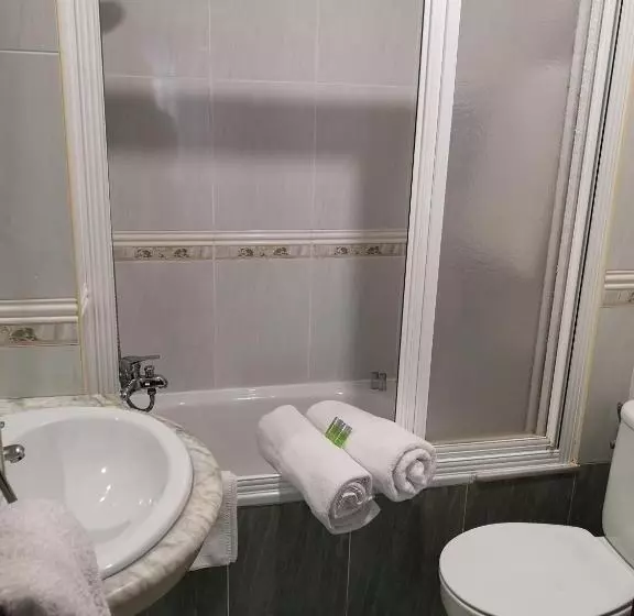 Üç Kişilik Standart Oda, Hostal Carbonara