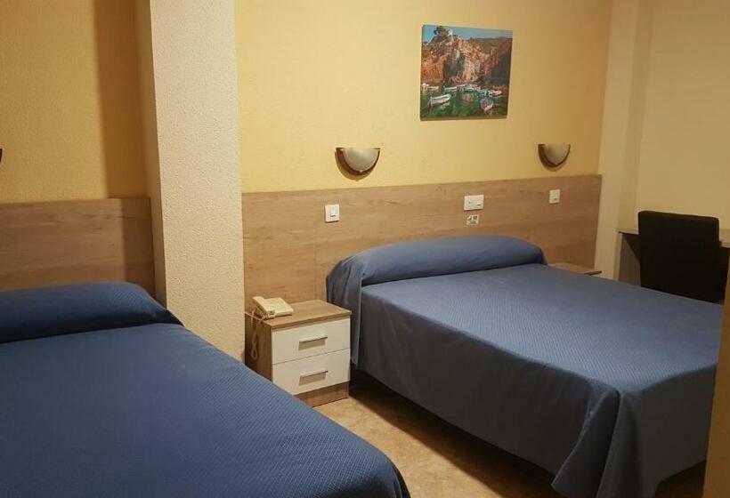 베이직 3인 룸, Hostal El Altet