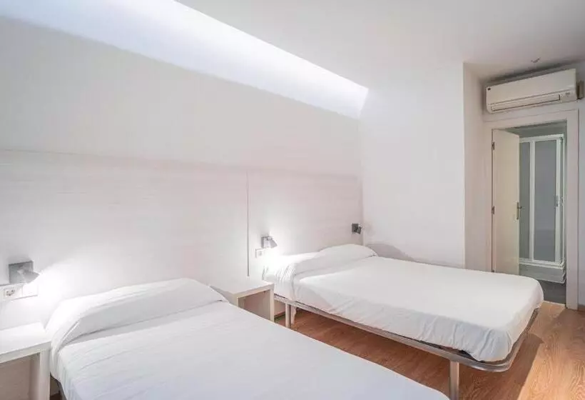 スタンダードトリプルルーム, Hostal Fina