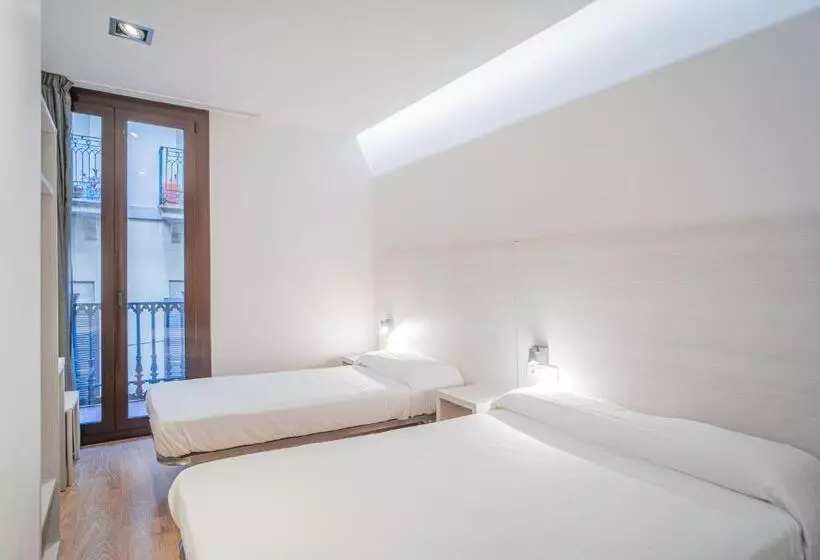 スタンダードトリプルルーム, Hostal Fina