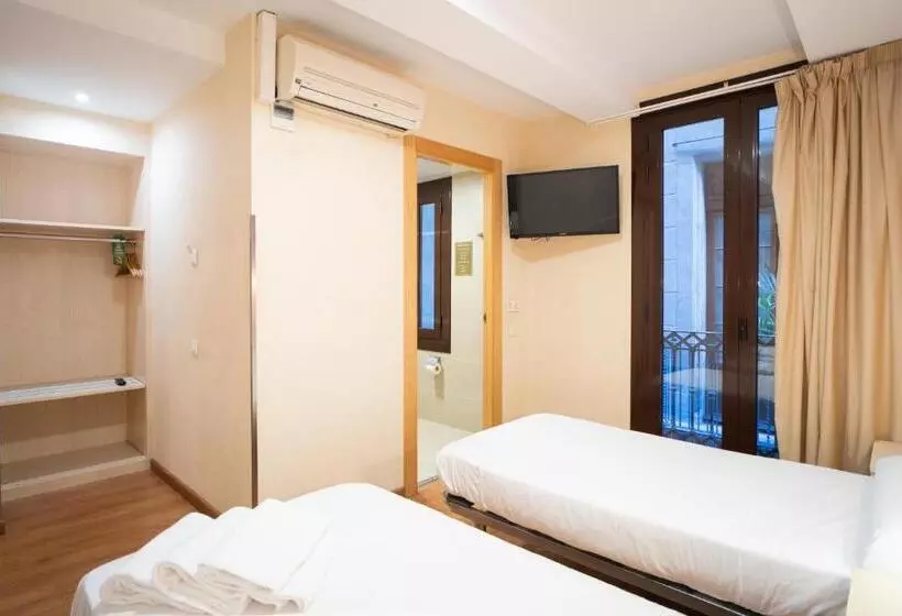 スタンダードトリプルルーム, Hostal Fina