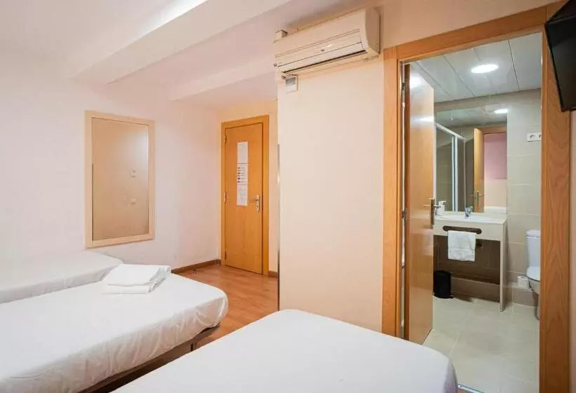 スタンダードトリプルルーム, Hostal Fina