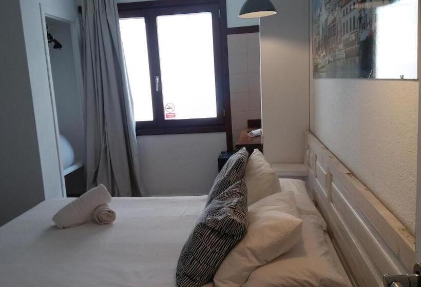 اتاق لوکس, Hostal Ibiza