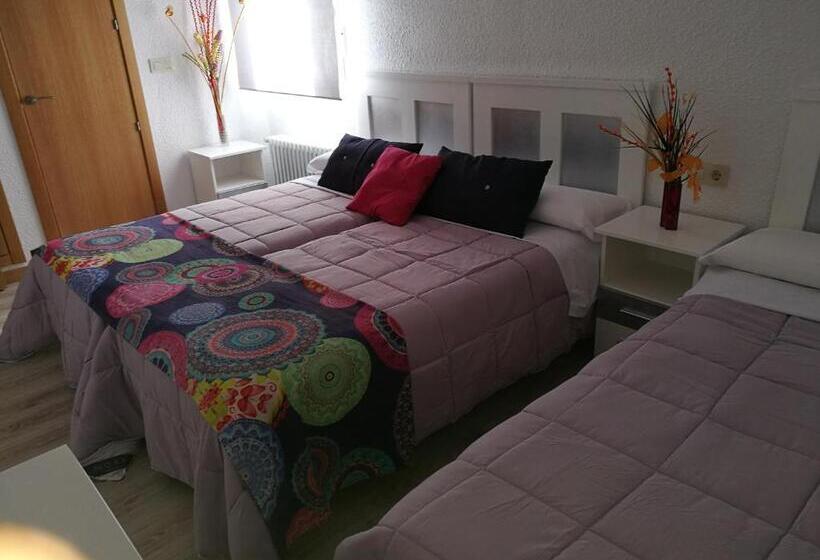 اتاق ساده سه نفره, Hostal Los Gabrieles