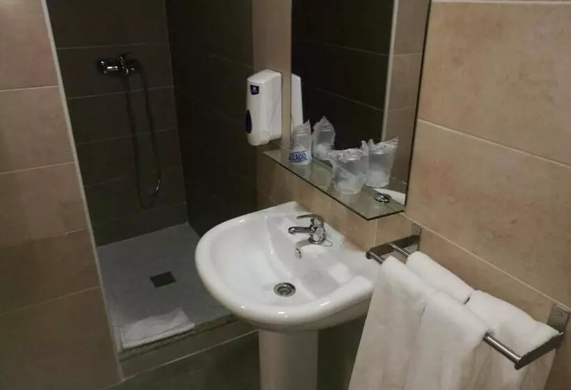 اتاق ساده سه‌ نفره, Hostal Los Gabrieles