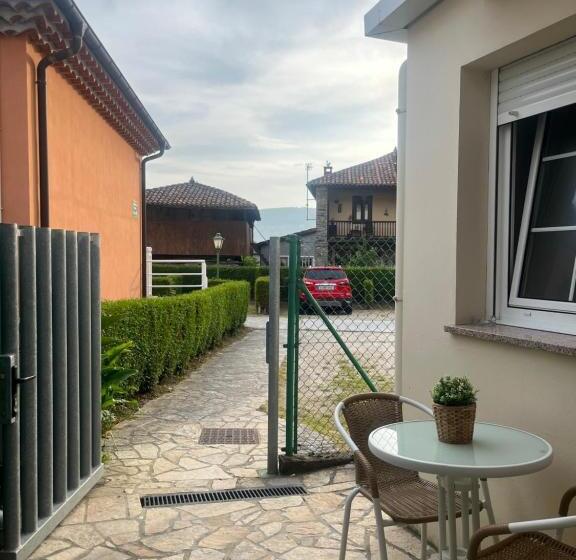 חדר סטנדרט לשלושה, Alvaro