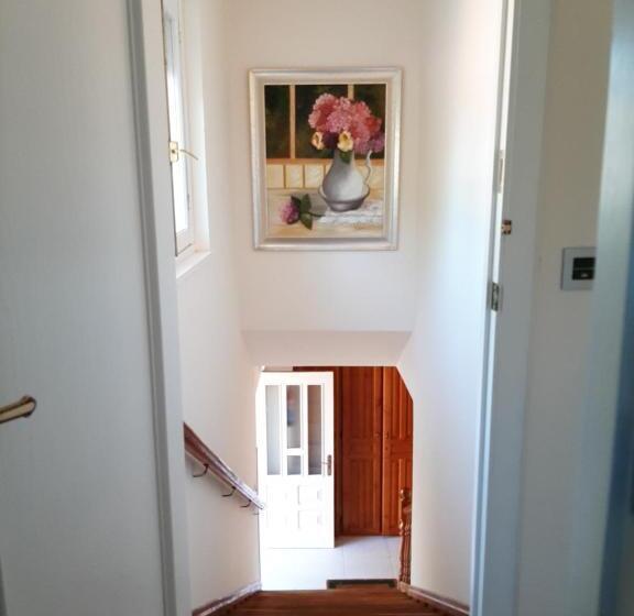 חדר משפחתי, Alvaro