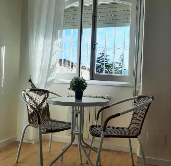 חדר משפחתי, Alvaro